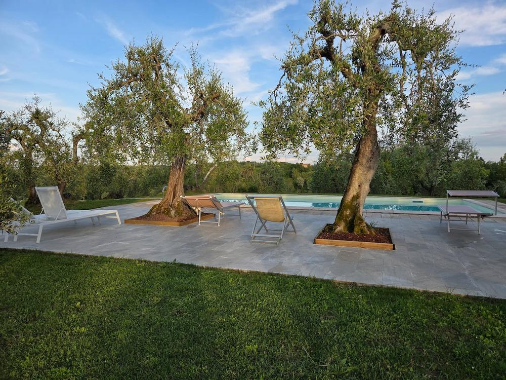 Montecastello, apartament i luksusowy glamping w Toskanii