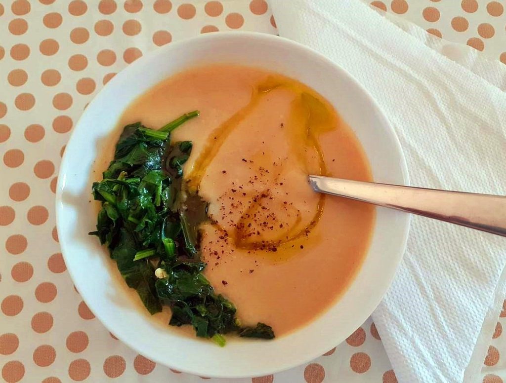 Zupa z bobu ze szpinakiem