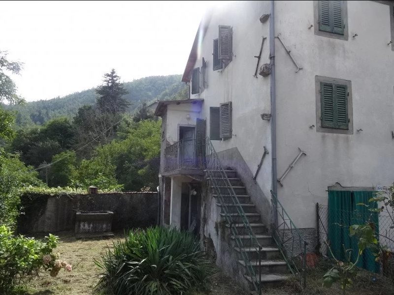 Dom szeregowy z ogrodem, do remontu | Piazza al Serchio (of71)