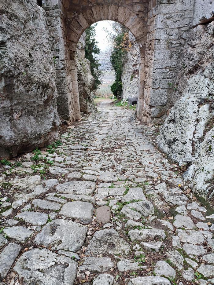 Saturnia, brama i droga rzymska