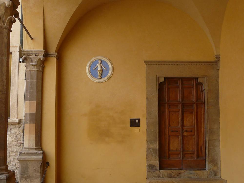 Volterra, kopia "tonda" Andrei della Robbia, Ospedale Santa Maria Maddalena