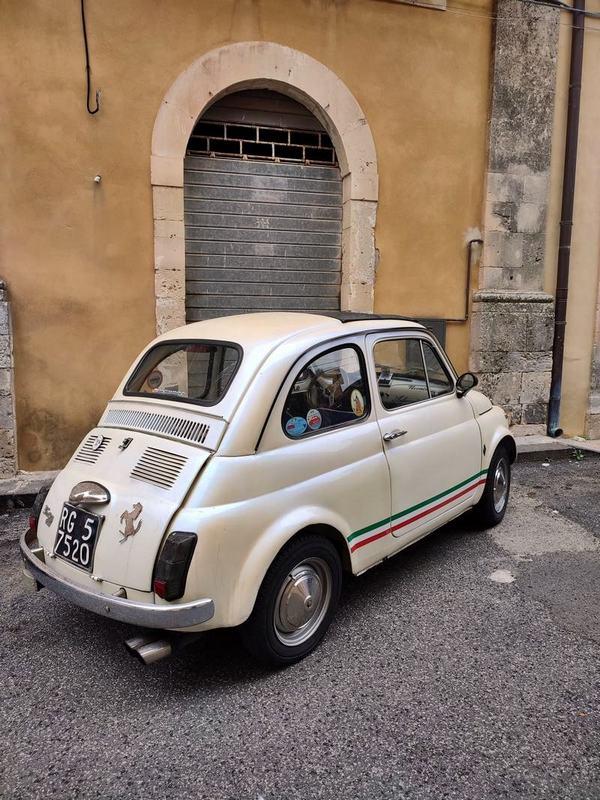 Palazzolo Acreide, fiat na jednej z uliczek