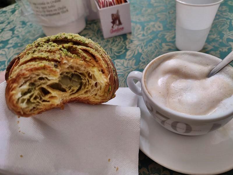Rogalik z kremem pistacjowym, palce lizać!