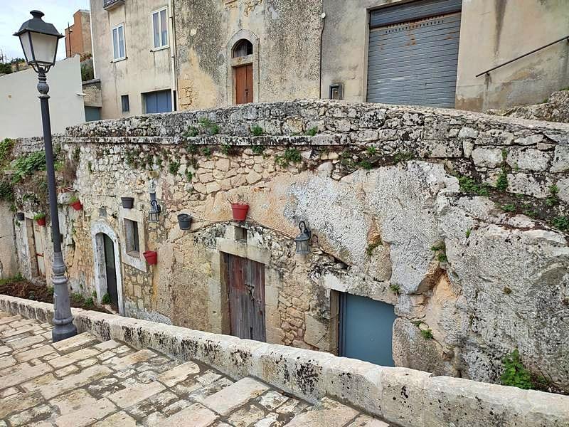 Pomieszczenia gospodarcze w grotach, Palazzolo
