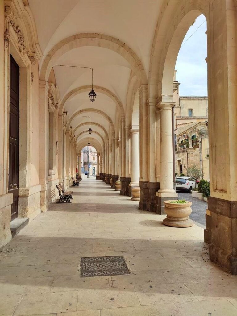 Arkady przy Palazzo Comunale w Palazzolo