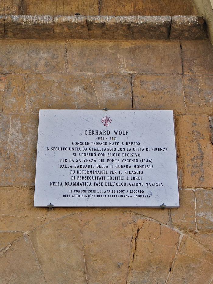 Tablica pamiątkowa w hołdzie niemieckiemu konsulowi Gerhardowi Wolfowi. Florencja, Ponte Vecchio