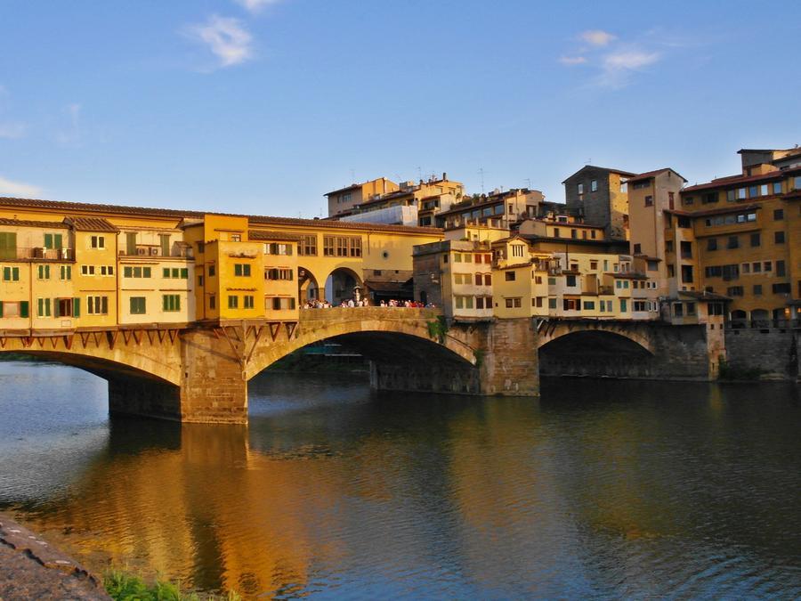 Ponte Vecchio we Florencji o zachodzie słońca