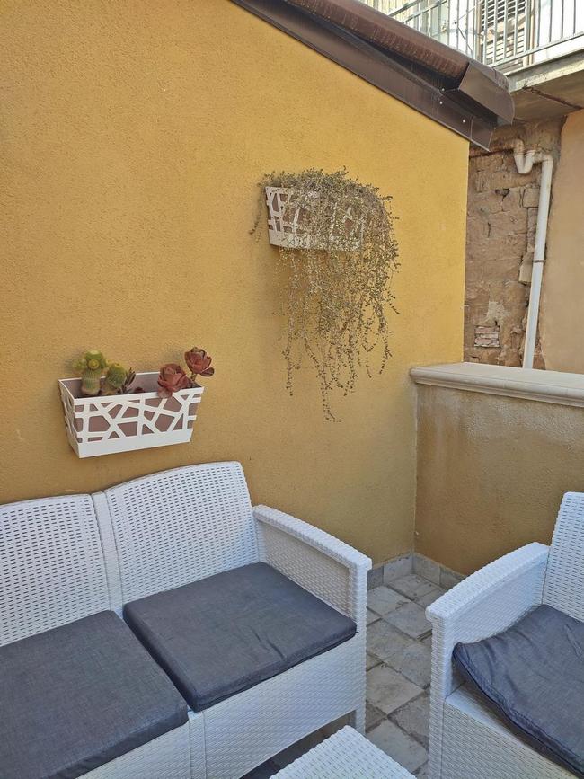 Nasz tarasik przy pokoju w Agrigento