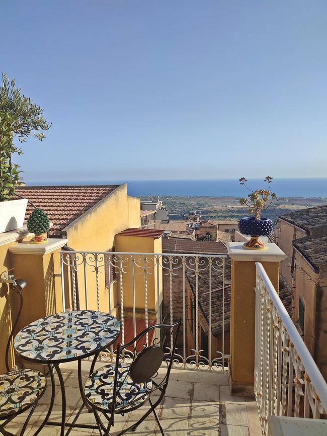 Taras śniadaniowy z widokiem na morze, Agrigento