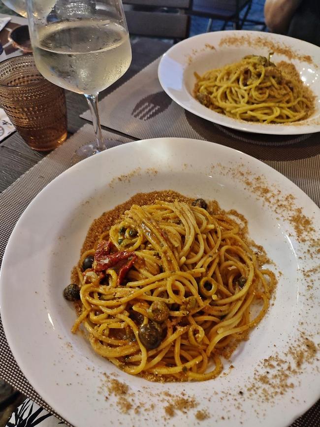 Spaghetti z sycylijskim pesto oraz sardynkami