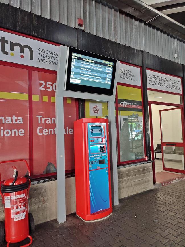 Mesyna, automat biletowy na dworcu autobusowym
