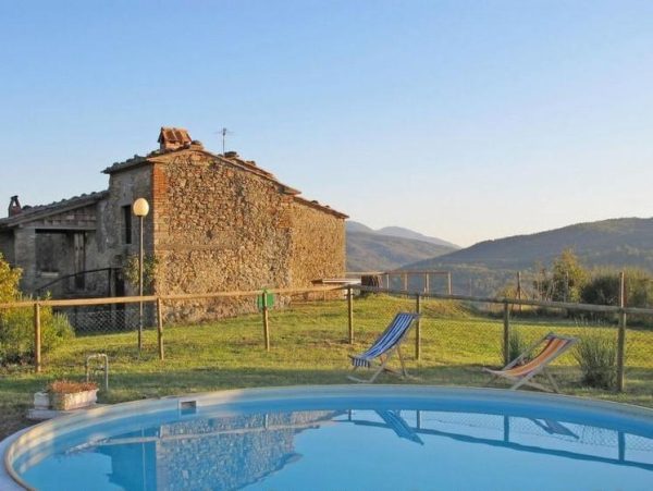 Tani dom z basenem w Toskanii